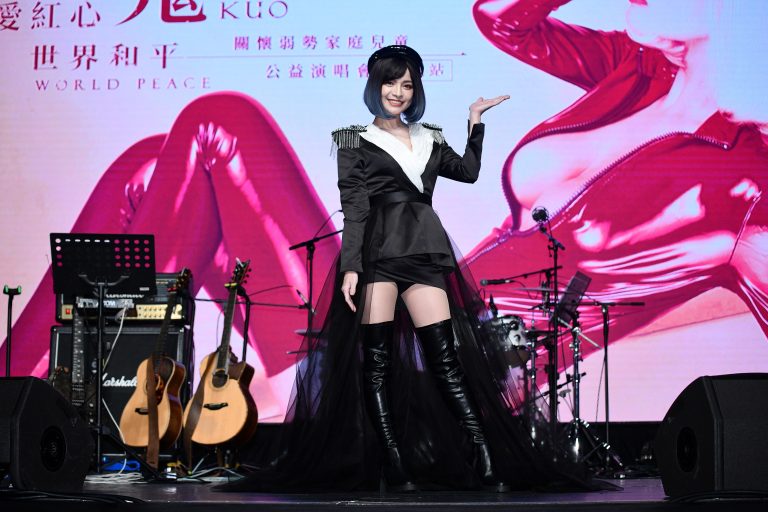 郭鬼鬼演唱會前衛華麗造型的服裝。 (圖/紅心字會提供)