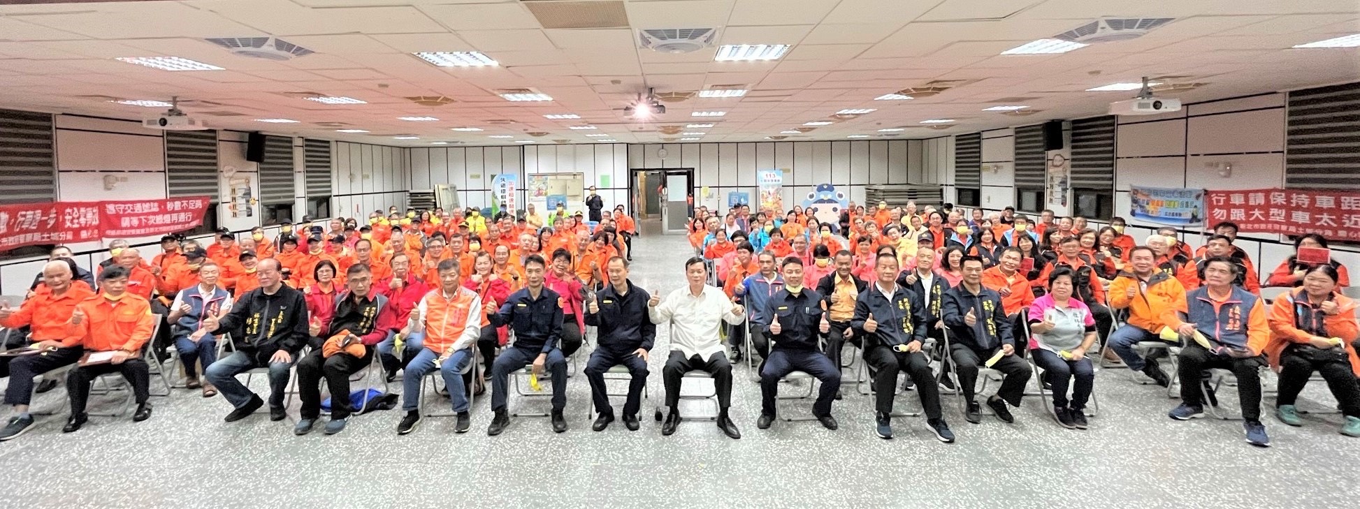 「神秘嘉賓」新北警局甫退休前副局長溫枝發擔任講師。（記者徐煜勝翻攝）