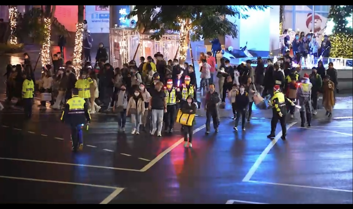 新北市警察局的警官們戴起聖誕帽、以微笑代替嚴肅，親切與民眾互動，完成任務。（記者楊國域翻攝）