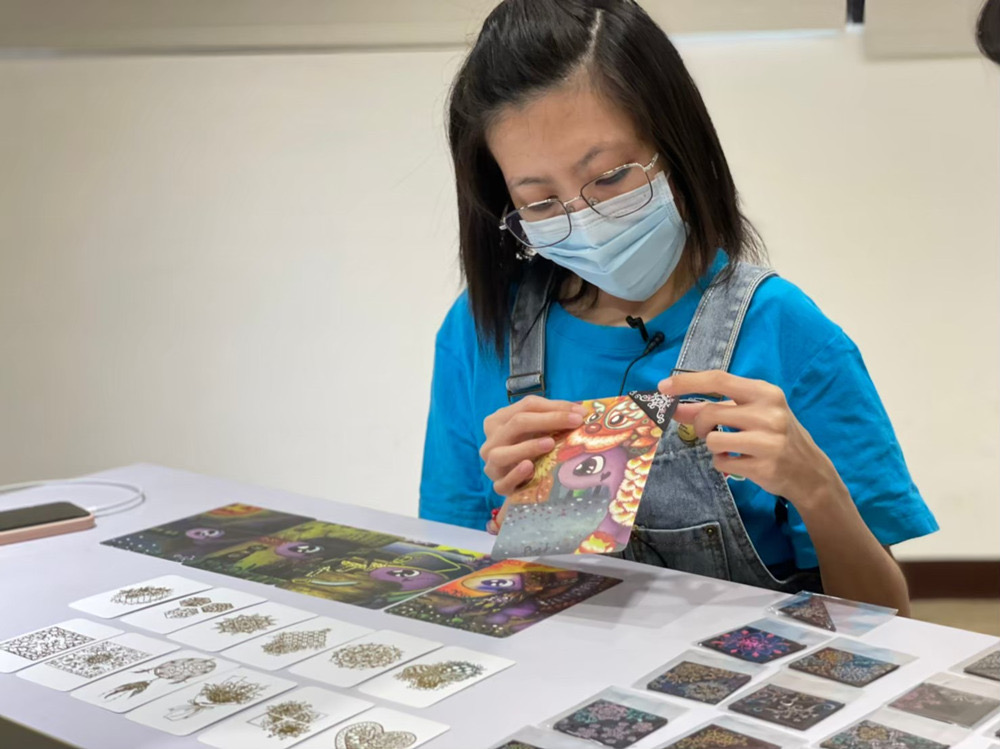 罹患「多發性翼狀膜症候群」惠苹打造網路手工飾品店，用手繩編出夢想。(圖／罕見疾病基金會提供)