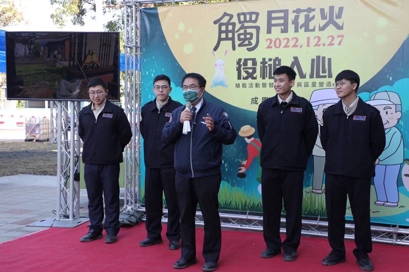 市長黃偉哲(中)肯定民政局及臺南市鹽水區公所,並感謝役男協助打造不同的老人活動空間。(圖/役政署提供)