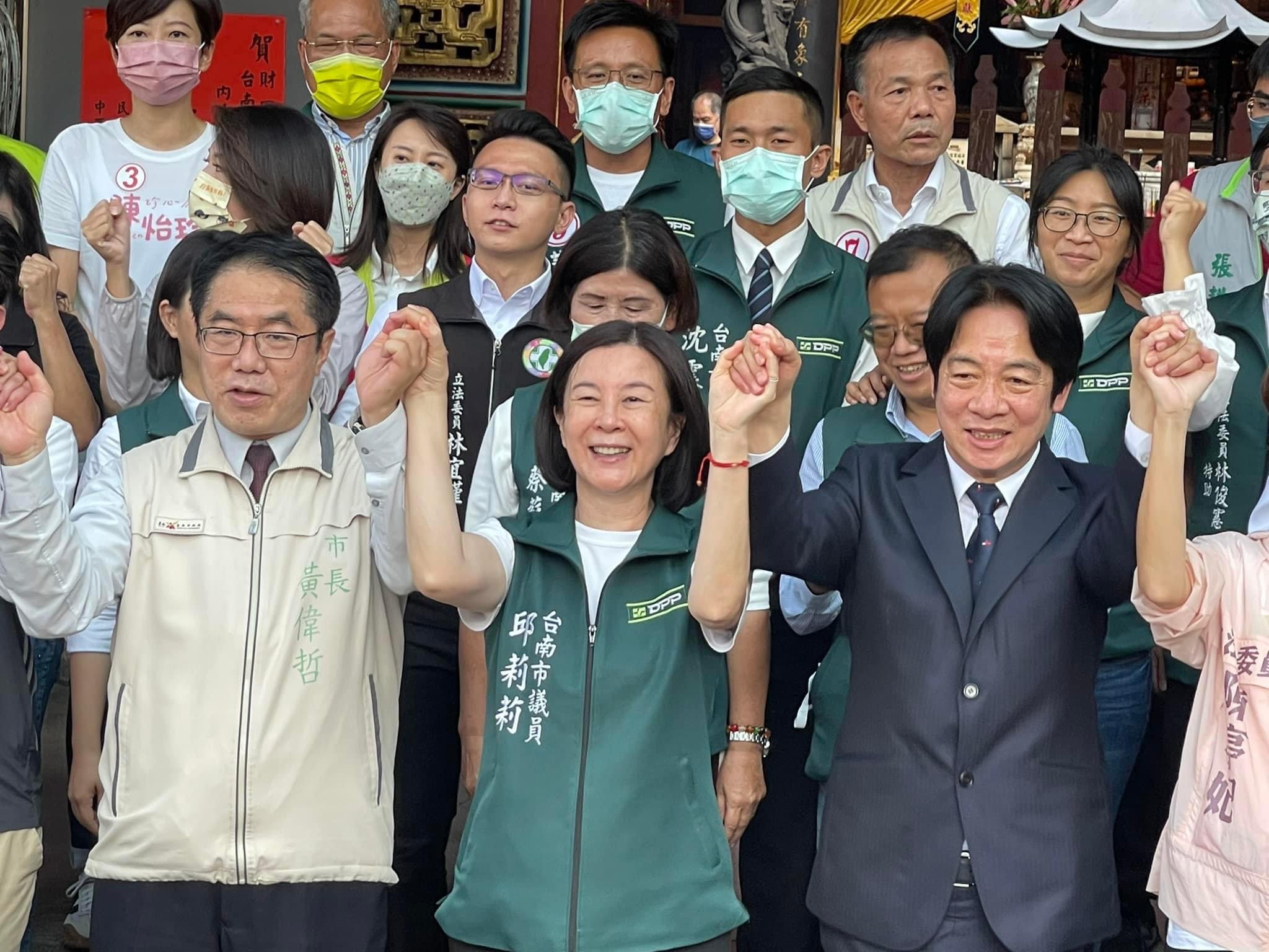 議員邱莉莉(中)將角逐台南巿議長寶座,黃偉哲(左)、賴清德(右)皆表達支持。(圖/翻攝自邱莉莉臉書)