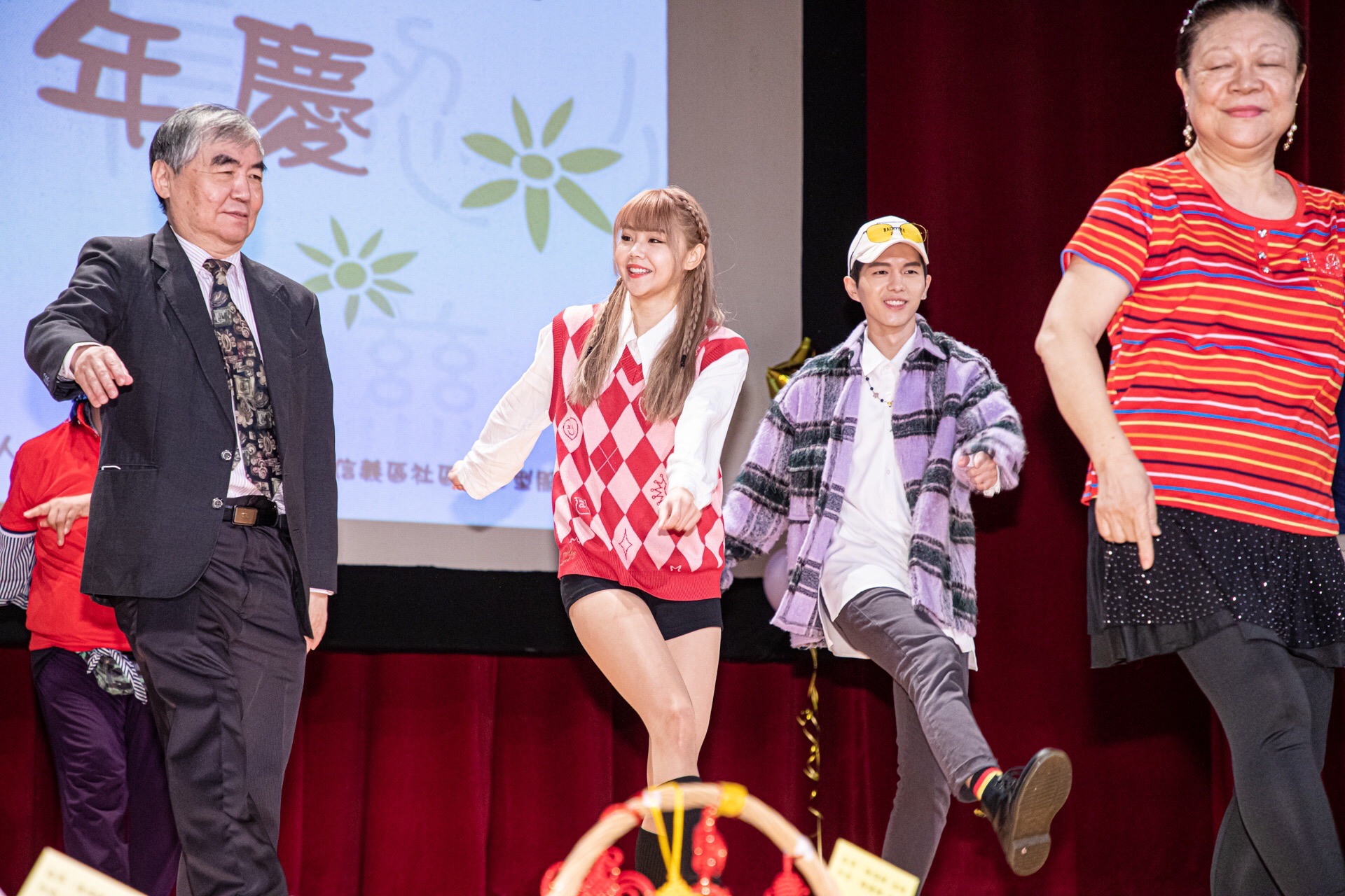 藝人朋友們與長輩一起大跳健康扭扭舞。 (圖/紅心字會提供)
