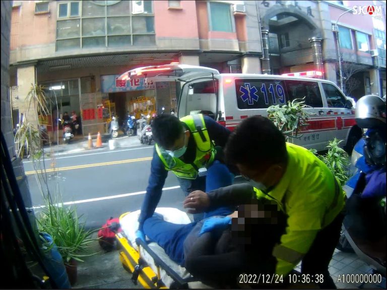 中市警豐原分局社口派出所與救護人員日前協助癱倒家中疑中風婦人送醫救治。(圖/記者謝榮浤翻攝)