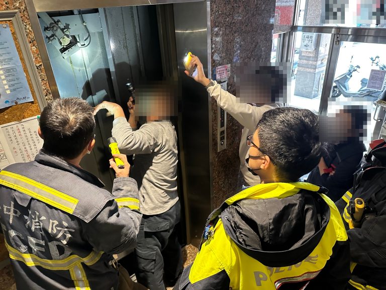 中市警四分局南屯派出所日前幫助某社區受困電梯民眾脫困。(圖/記者謝榮浤翻攝)