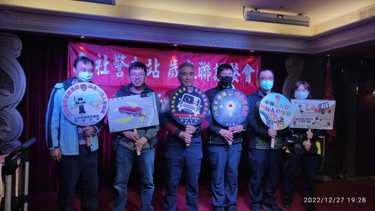 中市警四分局春社所長邱量虔(左3)可柔可剛的特質，本次強勢回歸春社派出所任職，實屬南屯區鄉親的福分。(圖/記者謝榮浤翻攝)