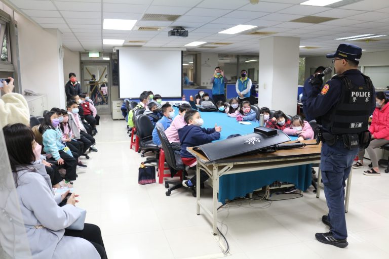 板橋警讓學童更加認識警察工作。（記者戴昱弘翻攝）