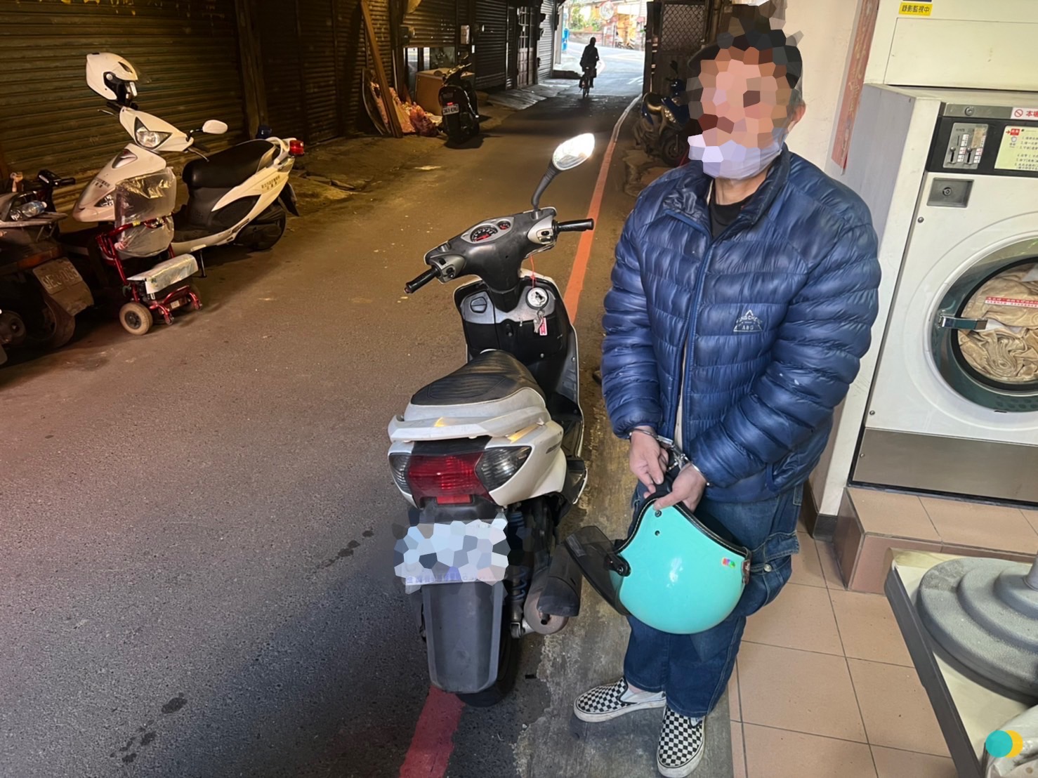 粗工毒蟲偷取神明香油錢。(記者徐煜勝翻攝)