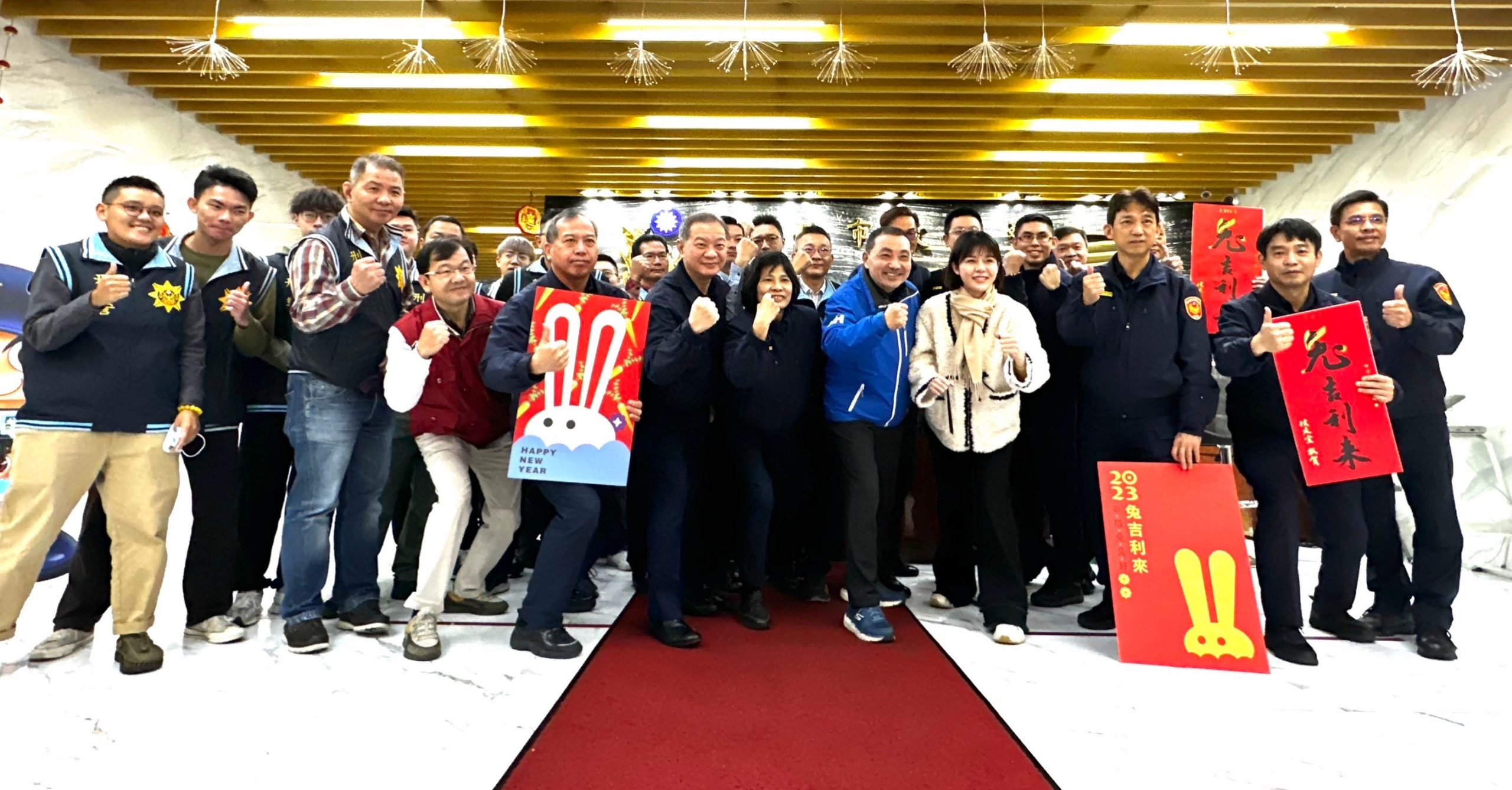 侯市長與新任局長廖訓誠至新莊分局慰勞。(記者戴昱弘翻攝)