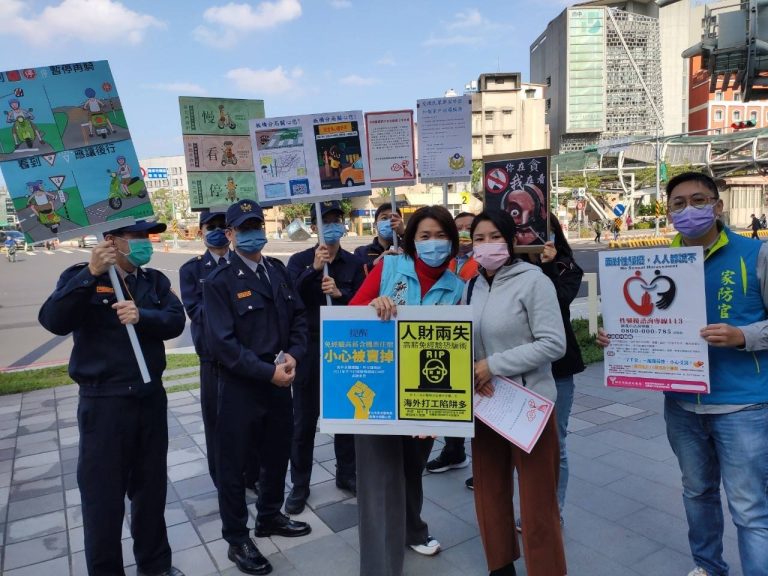 板橋警結合五力於重點路口宣導防治犯罪。（記者戴昱弘翻攝）