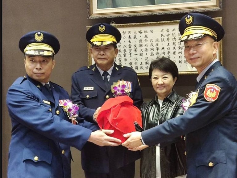 中市警豐原分局長劉其賢（右1）於昨（19）日凱旋歸來，亦是豐原分局副分局長返回擔任分局長的第一人。(圖/記者謝榮浤翻攝)