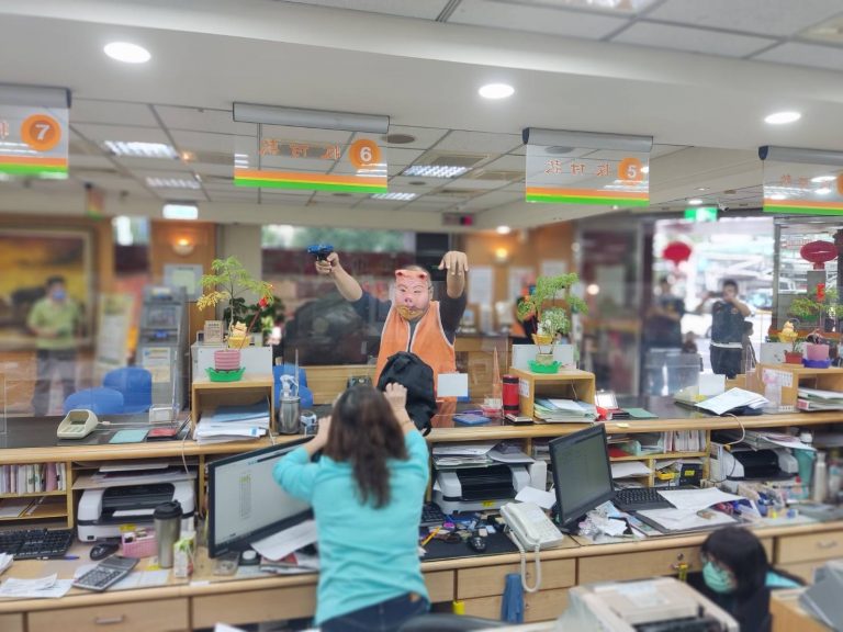 辦演戴豬頭套的歹徒搶劫農會。（記者戴昱弘翻攝）