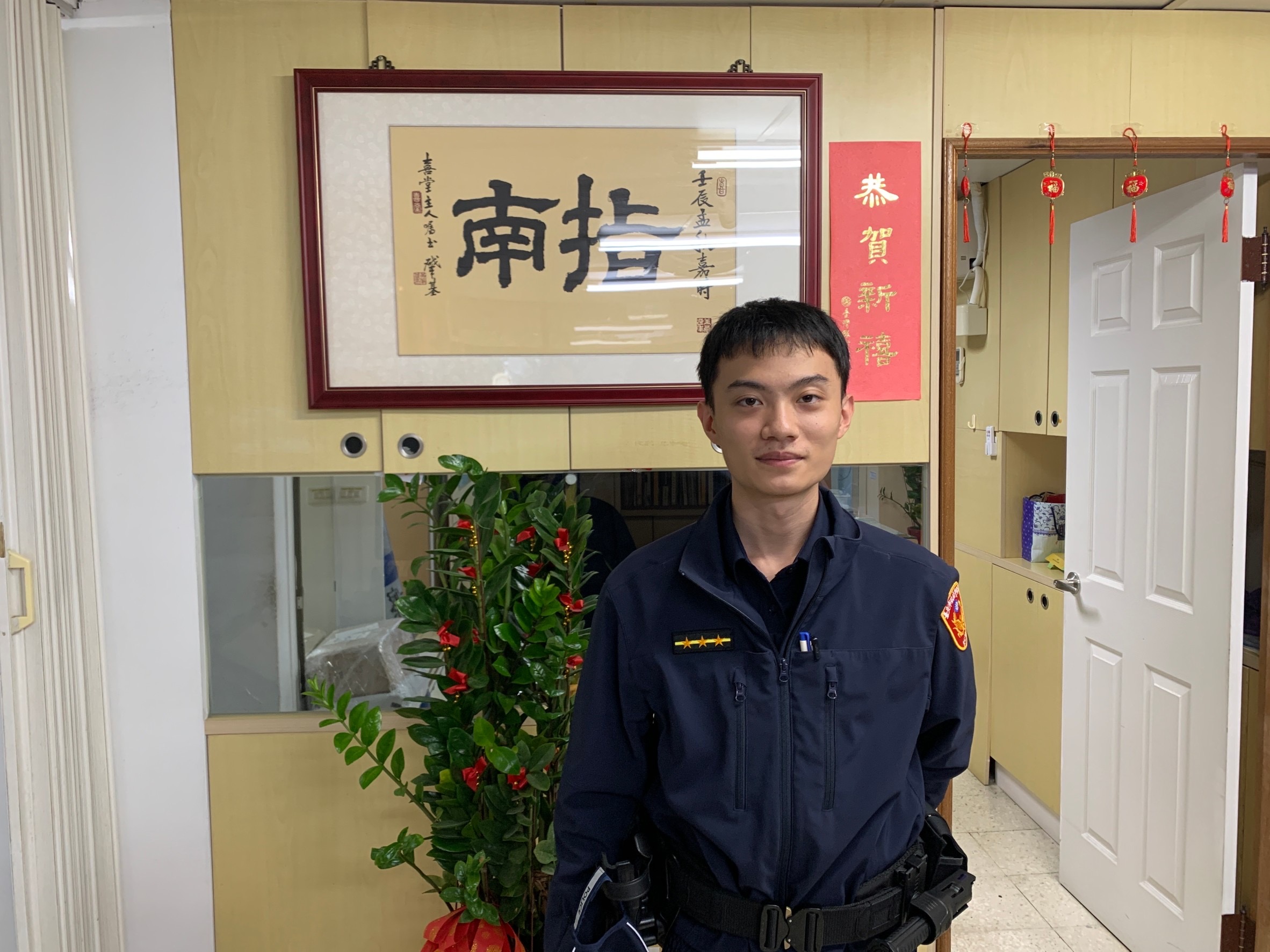 指南所員警黃嘉誠用翻譯軟體與日籍女子溝通，並霸氣答應一定找回失物。（記者徐煜勝翻攝）   
