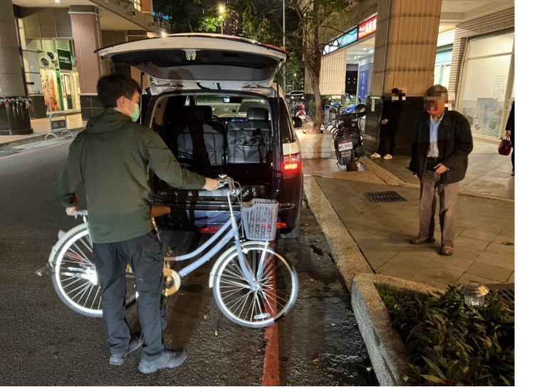 中市警四分局大墩派出所日前幫助以龜速騎乘易肇生危險的老翁返家。（圖/記者謝榮浤攝)