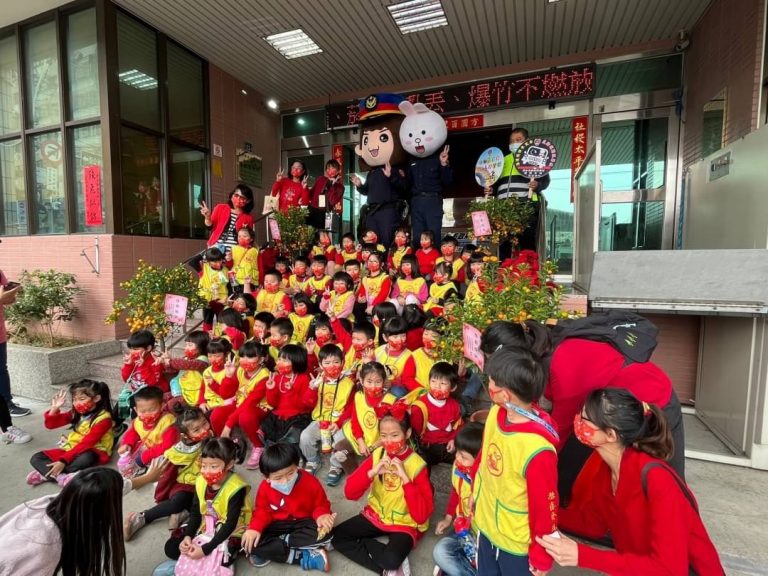 昔日令犯嫌聞風喪膽的中市警四分局春社派出所長邱量虔化身孩子王，親身示範警察裝備的使用，並讓與會幼童參與體驗。(圖/記者謝榮浤翻攝)