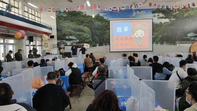 年節前夕中市警四分局春社派出所主動與成功嶺新兵訓練中心，向國軍官兵及眷屬們宣導防詐及交通安全。(圖/記者謝榮浤翻攝)