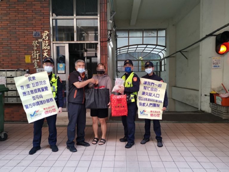 中市警四分局春社派出所長邱量虔主動帶領巡佐連宏志、警員李宇翰贈送貧困民眾日常所需之白米、麵條、食用油等民生必需品，並協助通報社會局申請急難救助。(圖/記者謝榮浤翻攝)