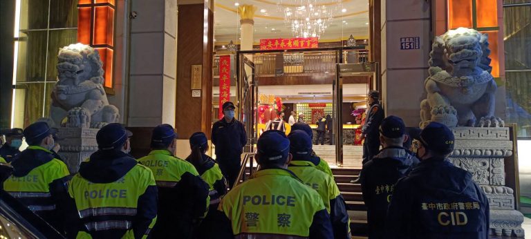 中市警四分局四分局長李建興帶隊執行防制暴力掃蕩專案，通緝犯無所遁形。(圖/記者謝榮浤翻攝)