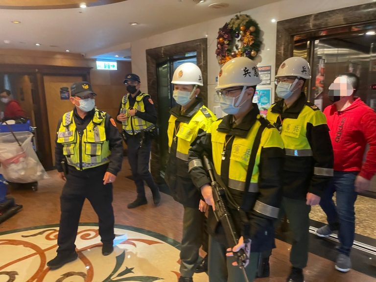 板橋分局與憲兵隊聯合擴檢轄內KTV。（記者戴昱弘翻攝）