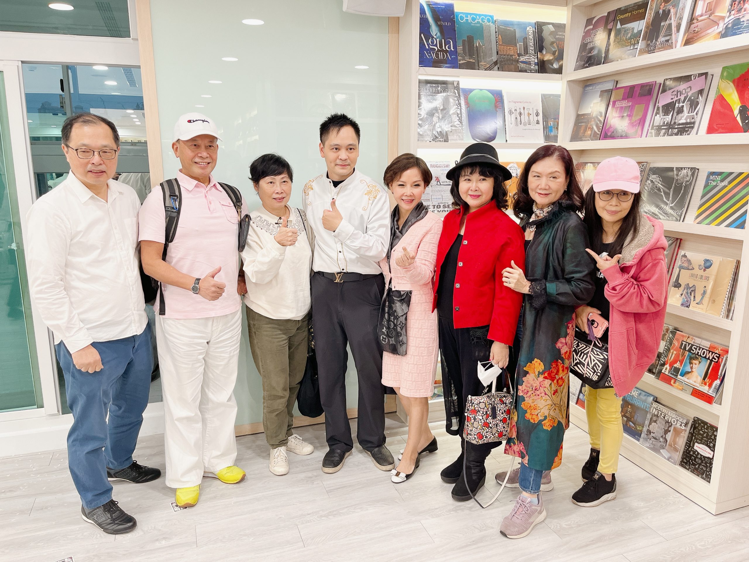 許多曾幫助黃信凱的貴人朋友皆到場支持。（記者馬治薇攝）