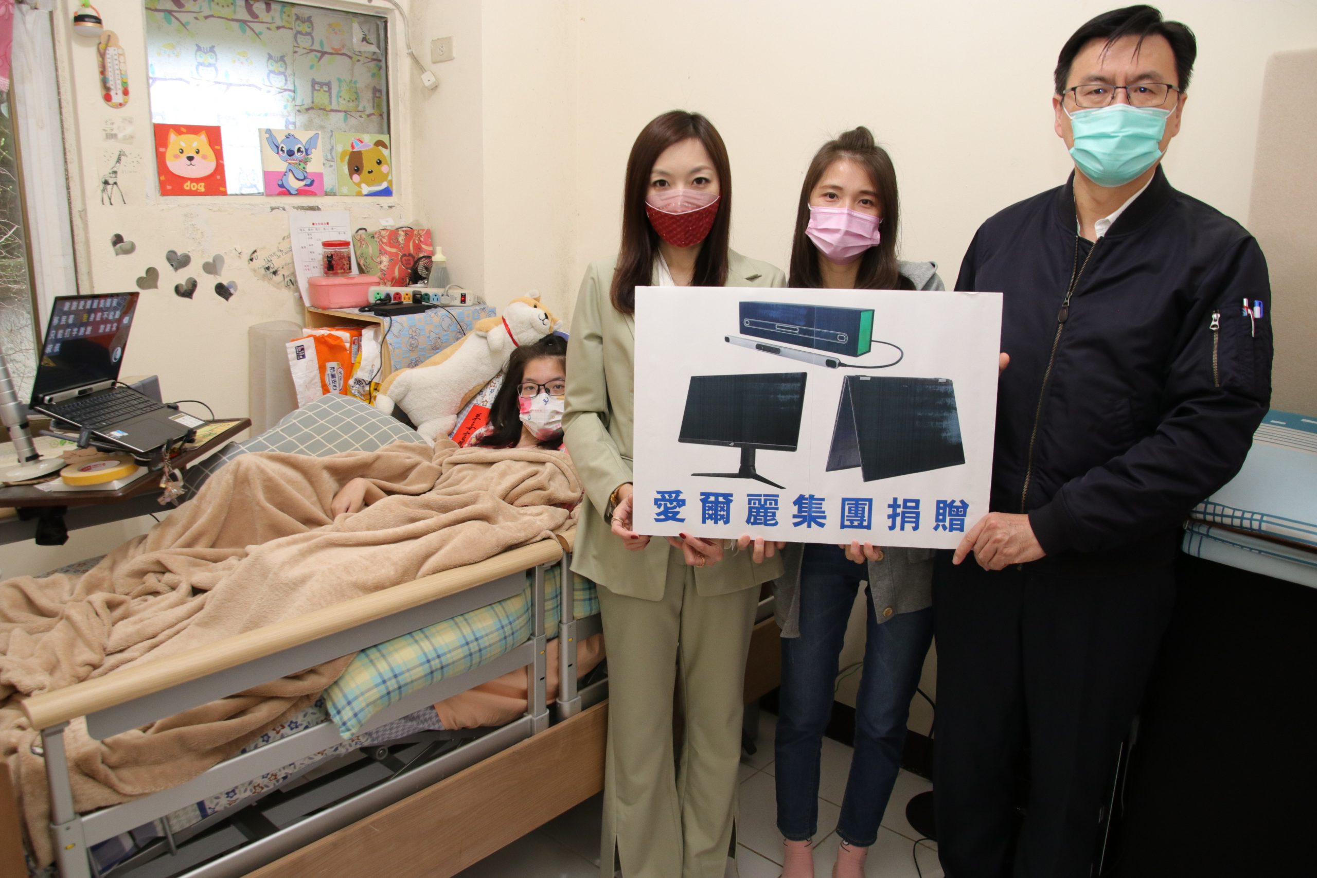 愛爾麗醫療集團執行長劉怡萱(中)及移民署北區事務大隊大隊長林澤謙(右) 年終送暖給新住民家庭。（記者楊國域翻攝）