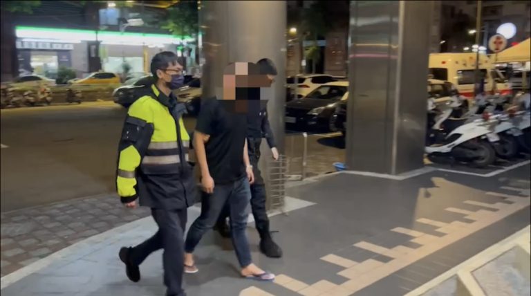 海山警逮捕砸車犯嫌。（記者戴昱弘翻攝）