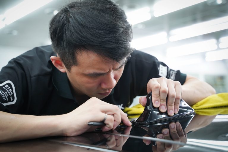 「劉育誠」自創品牌「絕世名模」期間經歷種種事蹟，一切磨練冷暖自知，但唯有堅持向前邁進才有如今車體包膜產業百花齊放盛況。(記者王巧容翻攝)