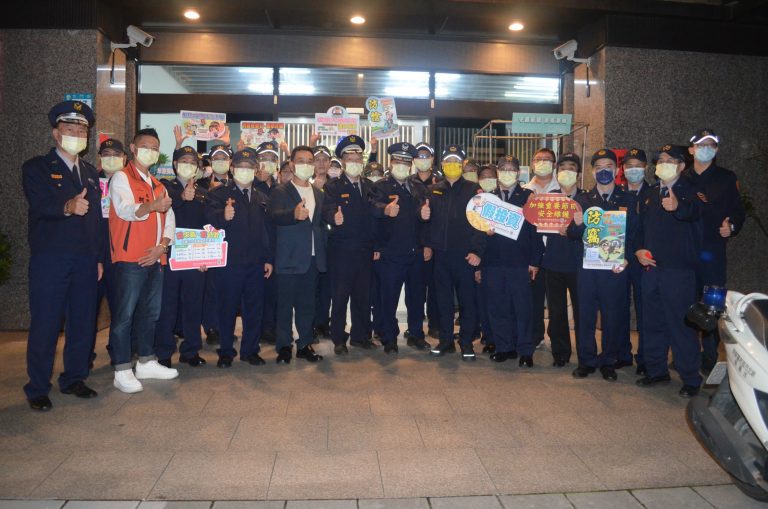 板橋警慰問警民五力。（記者戴昱弘翻攝）