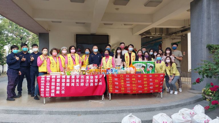 「鳳山警分局防治組」組長「杜嘉鴻」共同參與活動,現場縈繞暖心氛圍,發放物資同時叮嚀宣導詐騙手法及交通安全等觀念。(記者王巧容翻攝)