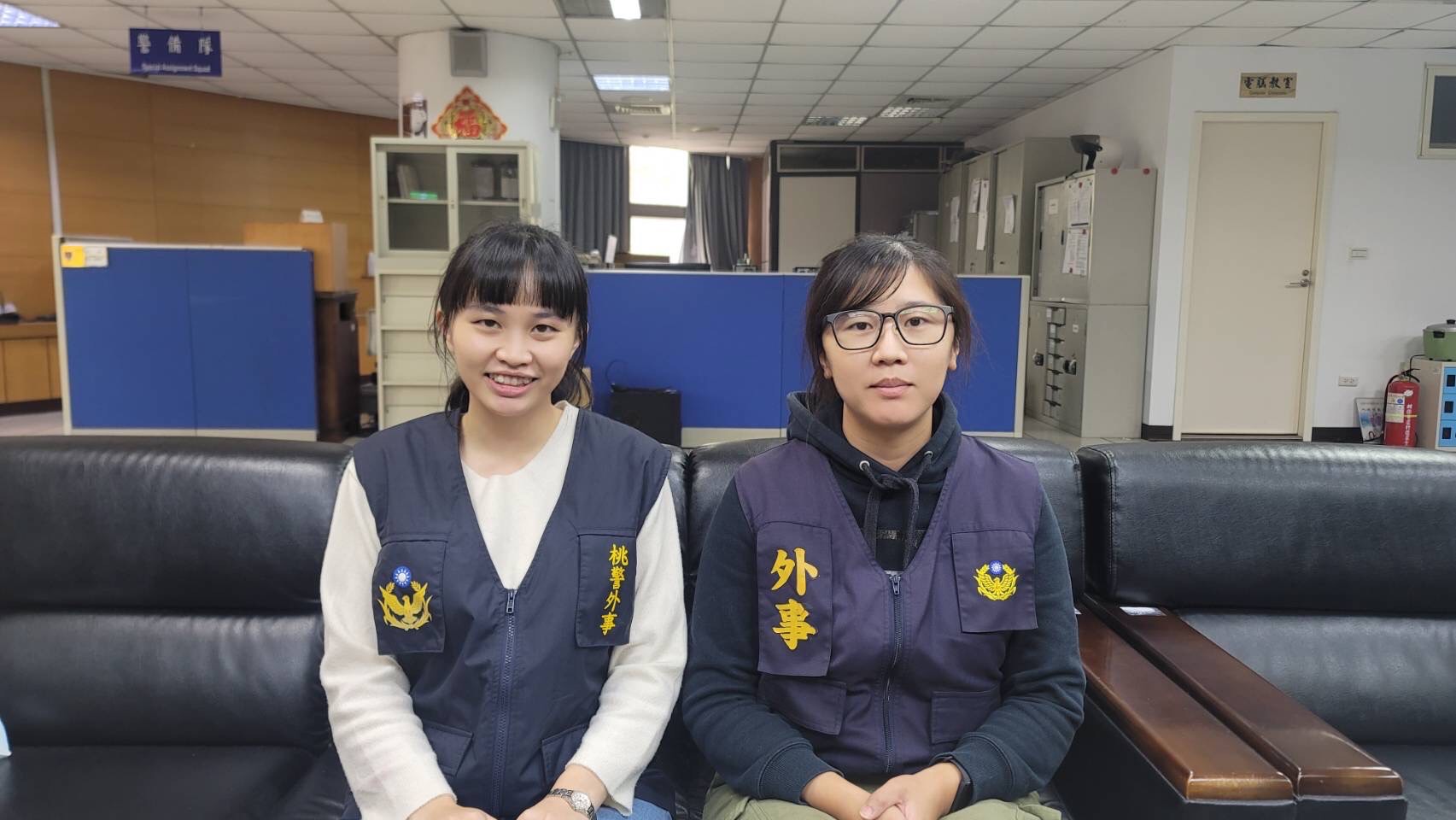 蘆竹分局防治組外事巡官鄭以萱及外事警員黃筱婷英文流利，順利協助外籍人士解決困難。（記者宋紹誠翻攝）   