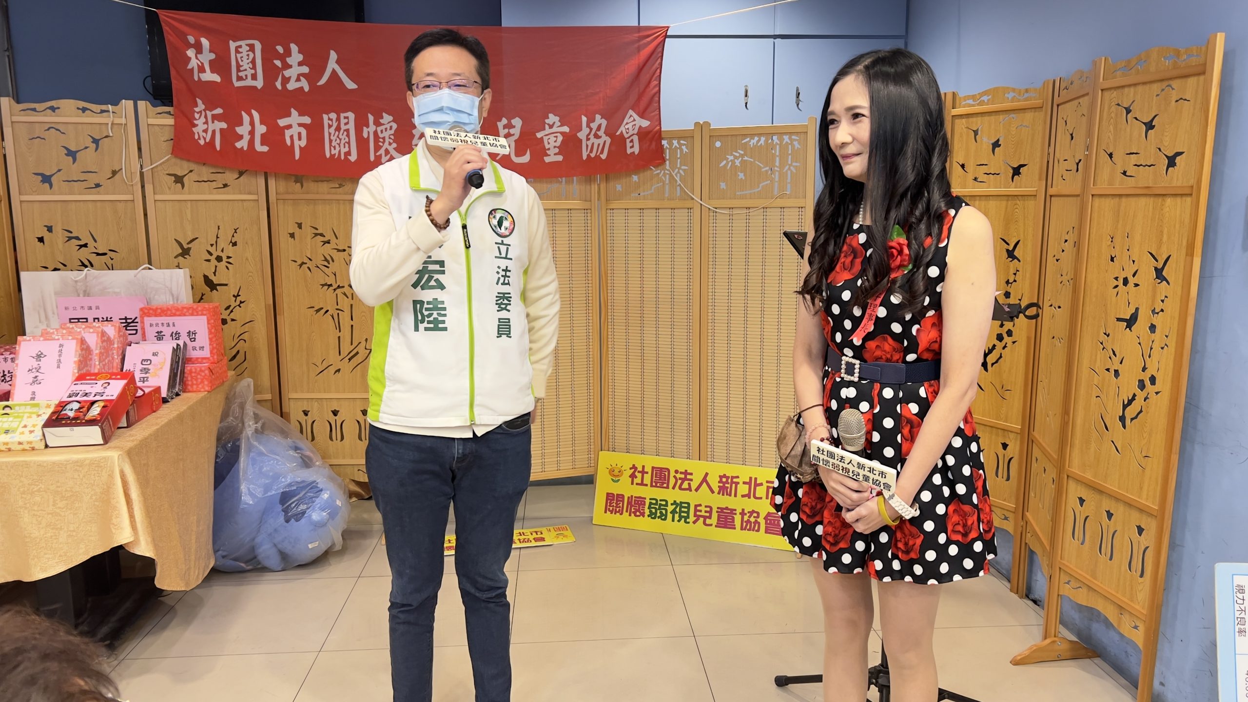 立法委員張宏陸用行動表示支持，並希望大家有錢出錢有力出力。（記者楊國域攝）