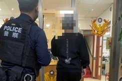 中和警先將老婦帶回派出所照顧。（記者徐煜勝翻攝）