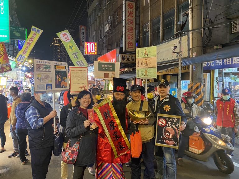 板橋警現身夜市與民互動宣導安全維護工作。（記者戴昱弘翻攝）