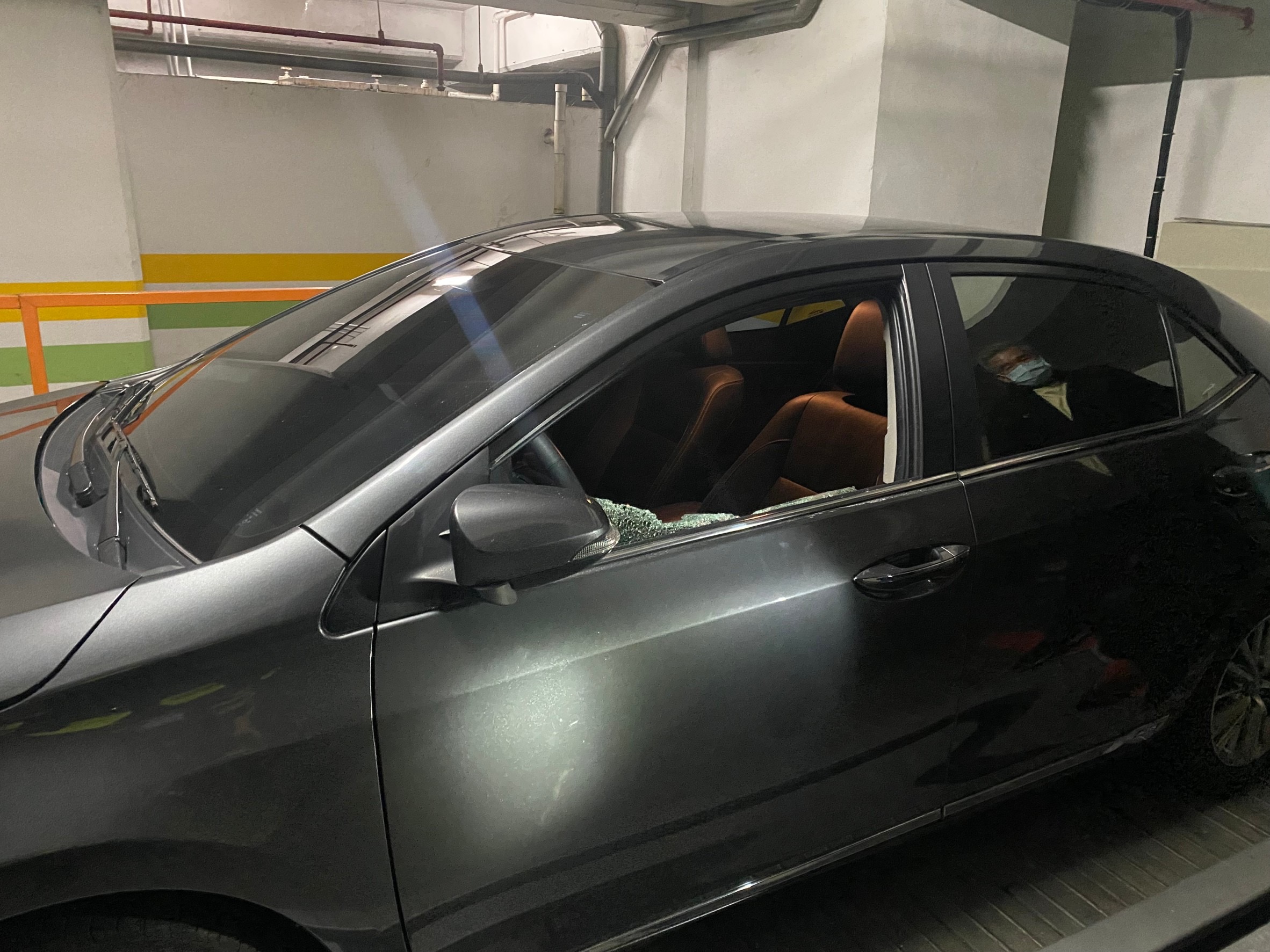 被害人停在地下室的車遭砸毀。(記者徐煜勝翻攝)