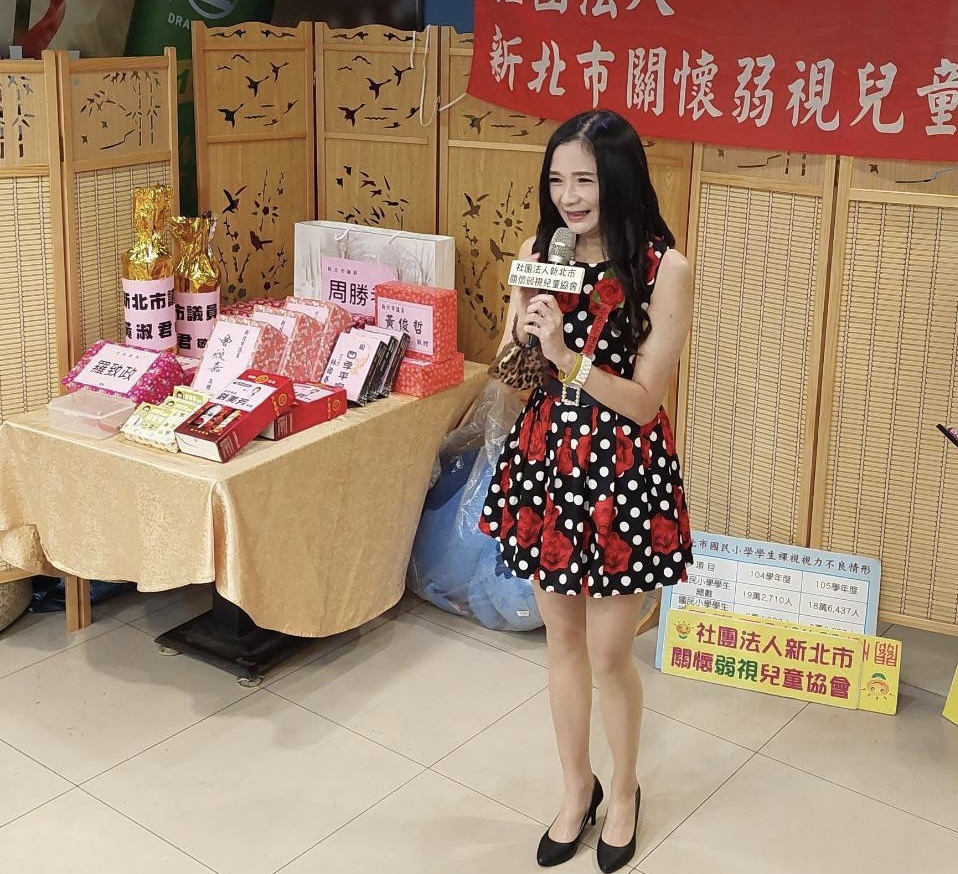 新北市關懷弱視兒童協會理事長吳品慧，也是知名作家主持人奈奈子，親自主持此次活動。（記者楊國域翻攝）