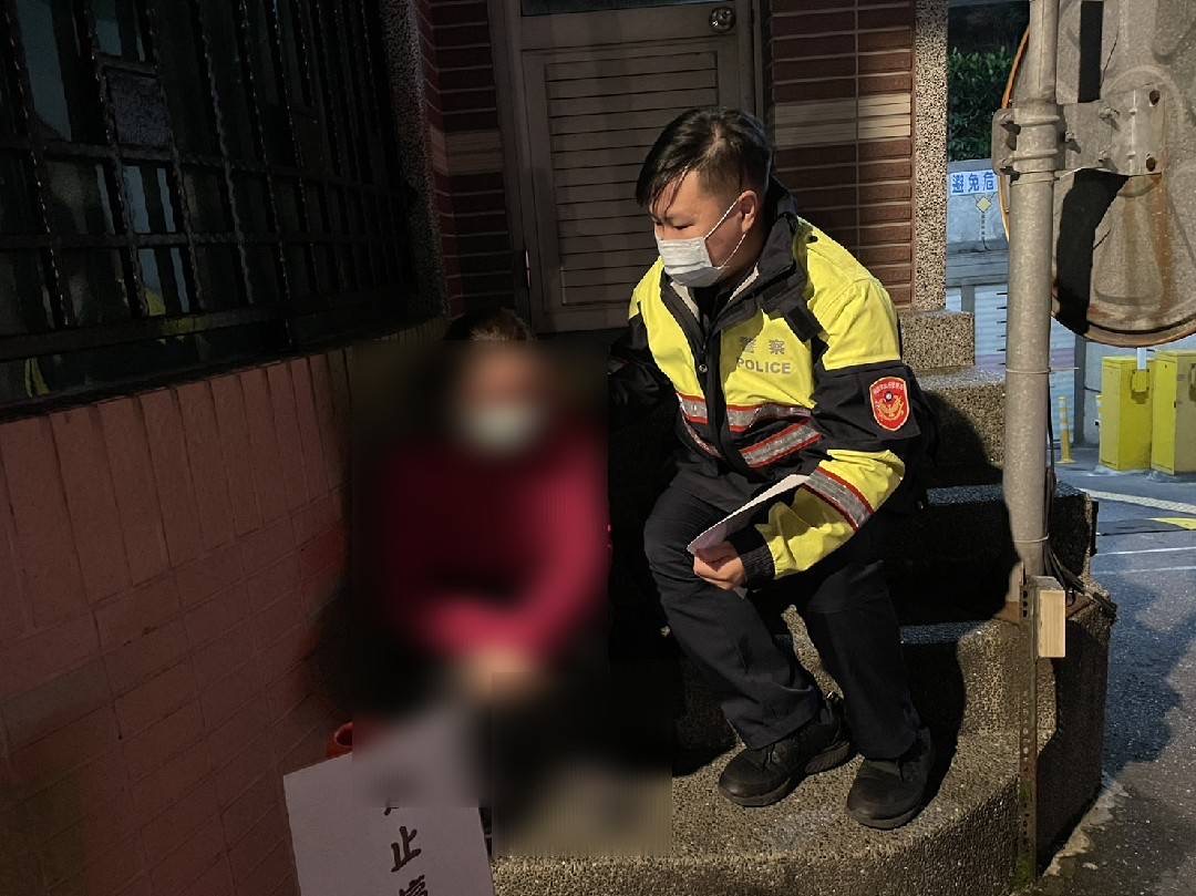 南竹所員警魏義庭及吳其峰巡邏時發現一婦人累癱在地，立即上前關心。（記者包克明翻攝）   