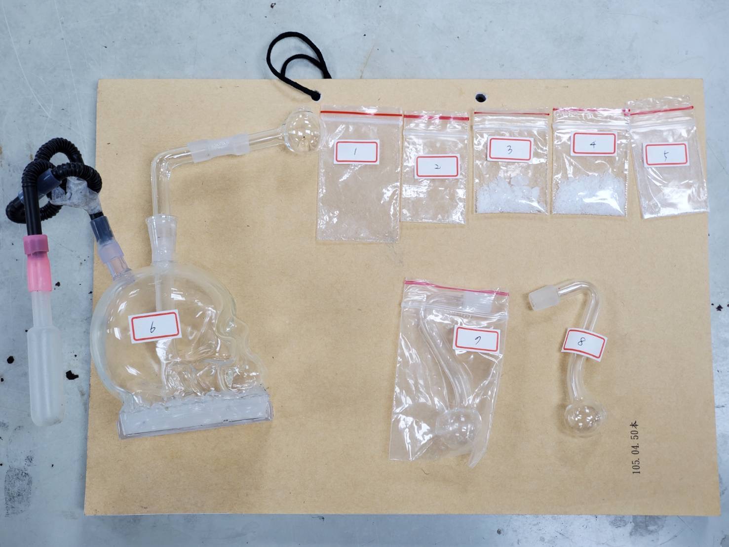 警方在犯嫌住家查獲「鑰匙刀」、毒品、吸食器具等。（記者楊國域翻攝）