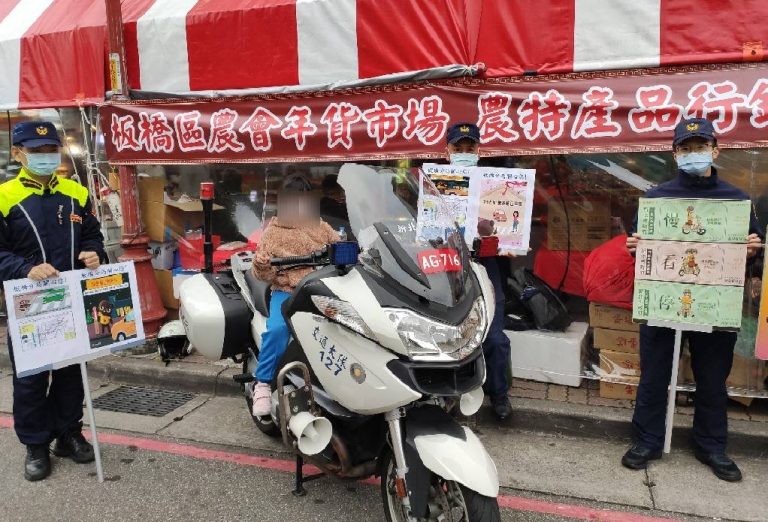 板橋警於年貨市場做交安宣導。（記者戴昱弘翻攝）