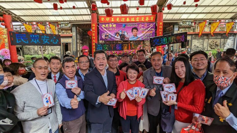 中市警五分局運用許多創意小巧思宣導「重要節日安全維護工作」治安、交通安全及為民服務措施,讓北屯區充滿濃濃年味。(圖/記者謝榮浤翻攝)