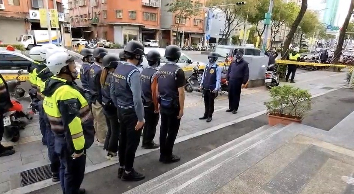 新莊警分局長林溫柔指揮防搶演練。（記者戴昱弘翻攝）