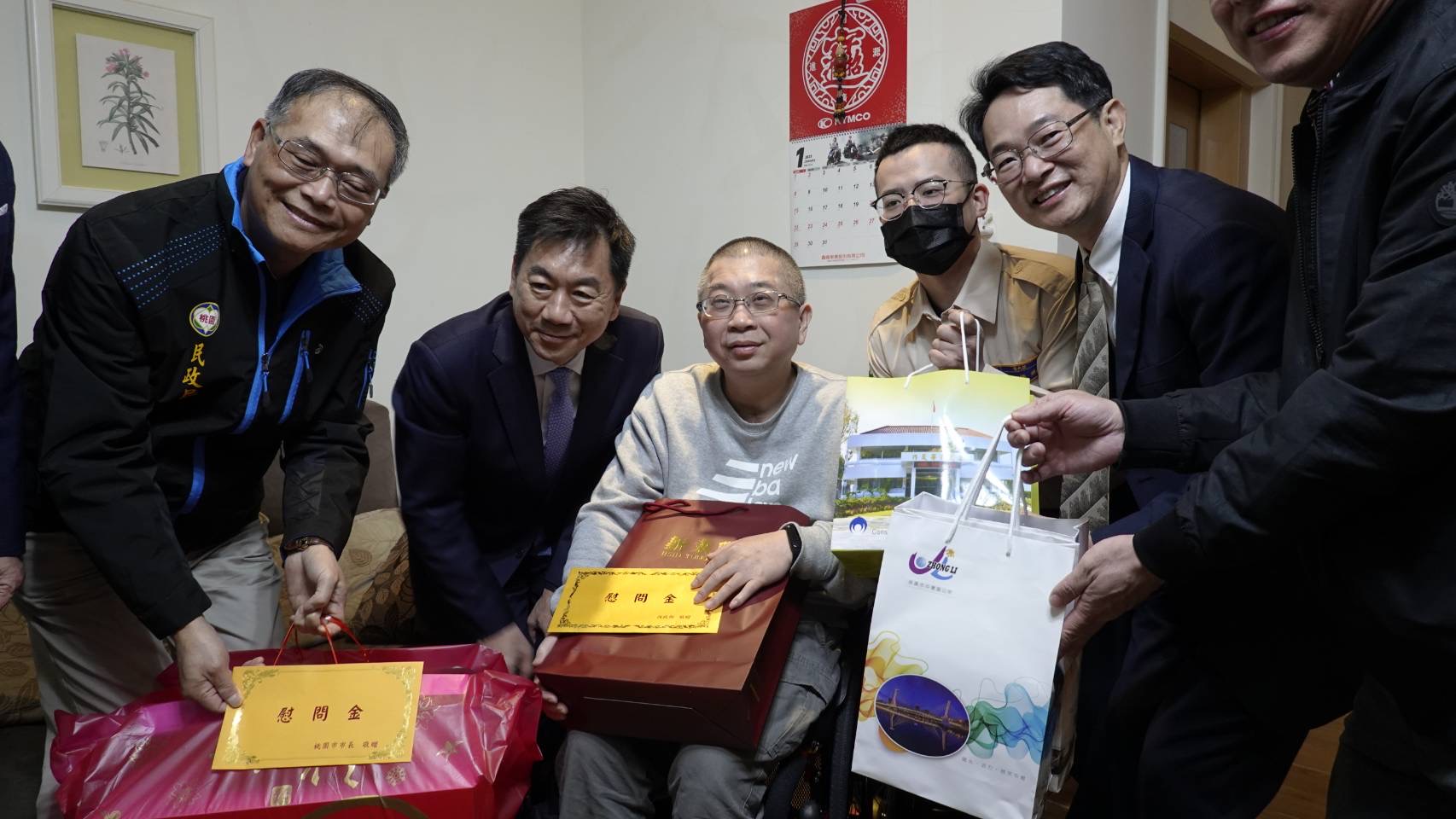 內政部政務次長陳宗彥（左二）前往慰問服義務役期間受傷的退伍弟兄。（圖/內政部提供）