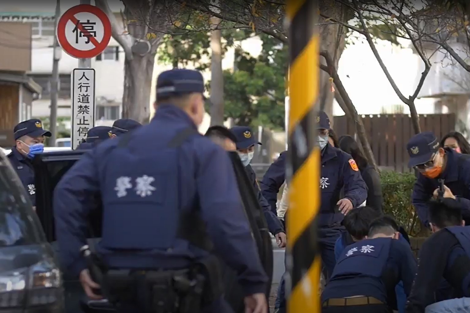 臺中市政府警察局第二分局在臺灣銀行北臺中分行進行防搶演練逼真，演練成果以微電影的方式呈現。(圖/記者謝榮浤翻攝) 