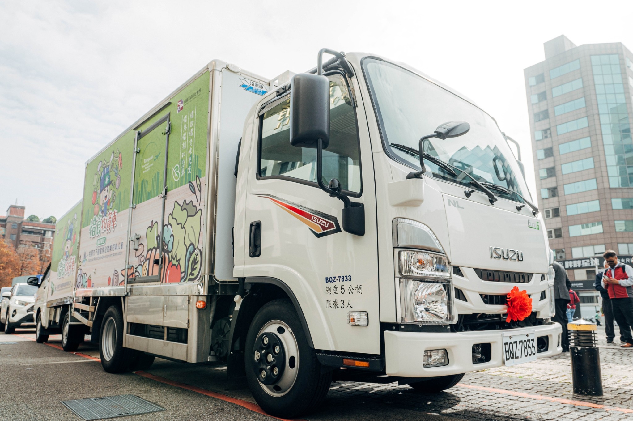不動產開發商業同業公會捐贈2輛冷凍(藏)廂型貨車給桃園市政府社會局,供桃園市安家食物銀行運送食物。(記者馬治薇翻攝)