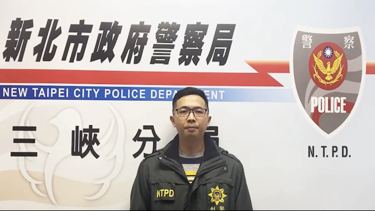 三峽分局偵查隊副隊長謝銘鴻說明案情。(記者徐煜勝翻攝)