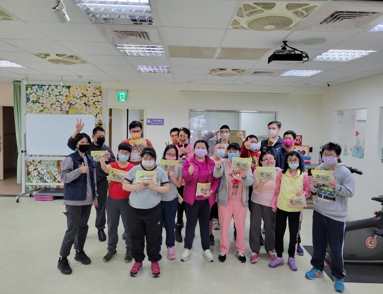 土城警教導唐寶寶如何避開詐騙、如何防止隨身物品遭搶。（記者徐煜勝翻攝）  土城分局也提醒民眾，為確保各金融機構、公司行號或民眾提領現金之安全，分局提供護鈔服務，以及全力加強維護金融機構及民眾提存款安全，讓大家平安過好年。