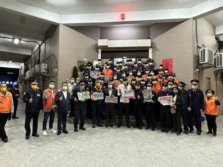 副市長帶領各級長官到板橋分局慰問。（記者戴昱弘翻攝）
