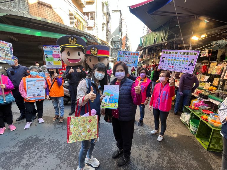 中和警娃娃與民互動宣導預防犯罪。(記者徐煜勝翻攝)
