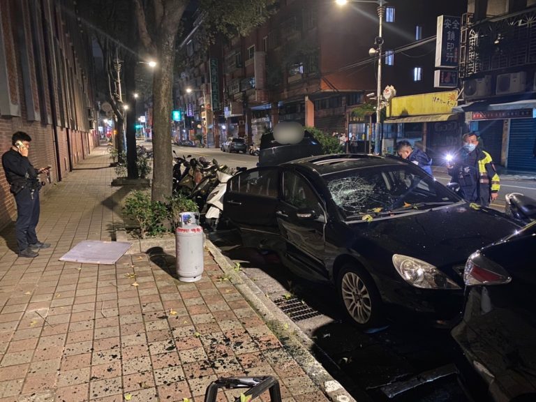 林男於車內引爆瓦斯桶欲自殺。（記者戴昱弘翻攝）