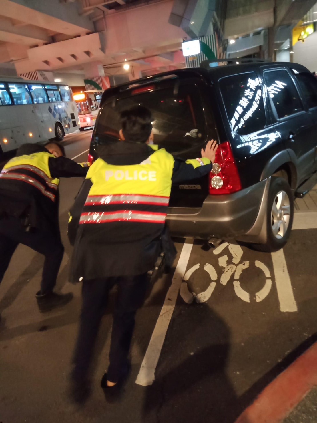 板橋警協助民眾將車推到安全處。（記者戴昱弘翻攝）