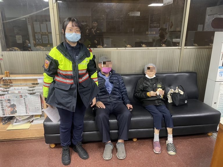 板橋警尋獲迷途老婦。（記者戴昱弘翻攝）